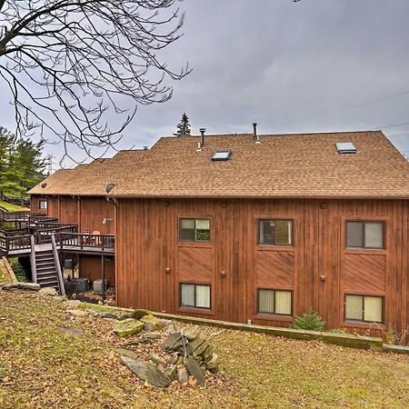 Pet-Friendly Townhome With Community Hot Tub!